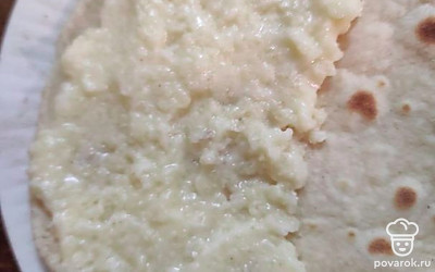 Потом на половину лепешки выкладываем начинку (пюре, кашу) и закрываем второй половиной лепешки. Смазываем растопленным сливочным маслом. 