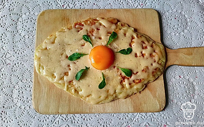 Можно украсить получившееся хачапури веточками свежей зелени.