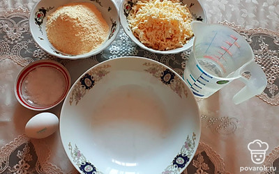 В глубокую чашу влить минеральную воду, добавить яйцо, перемешать, всыпать муку и соль по вкусу. 