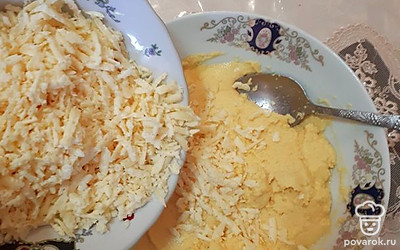 К полученной массе, добавить сыр. Перемешать.