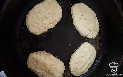 В сковороду влить растительное масло, нагреть. Слепить лепёшки, выложить на сковороду и жарить с двух сторон на среднем огне до золотистой корочки. 
