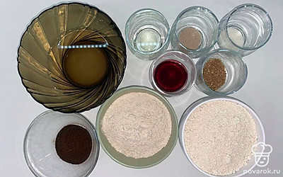 По списку подготовьте все перечисленные ингредиенты, продукты и специи. Отмерьте нужное количество, поместите в удобную посуду, для дальнейшей работы. Подготовьте хлебопечку к выпечке.