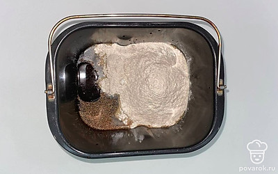 Возьмите ржаной солод, залейте его кипятком, тщательно перемешайте, остудите. Налейте воду в хлебопечку, затем добавьте ржаной солод, а также сахар с солью. Залейте сухое вино, добавьте растительное масло, а также кориандр и два вида муки. В конце добавьте дрожжи, тщательно перемешайте.