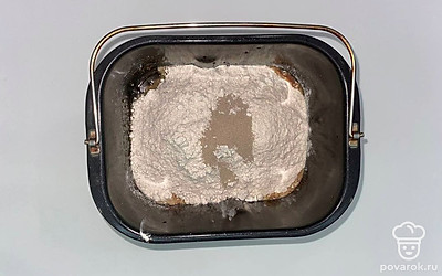 Закройте крышку хлебопечки, установите режим «Бородинский хлеб», укажите 750 грамм и темную корочку, пеките хлеб до его готовности. По истечении времени извлеките его, дайте полностью остыть.