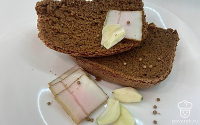 Чтобы придать бородинскому хлебу настоящую русскую атмосферу, дополните его свежим салом и ароматным чесноком.