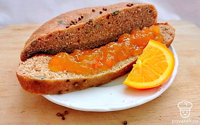 Подавайте хлеб в качестве закуски или дополнения к основным блюдам. Дополните перед подачей фруктами или любимым джемом, вареньем.