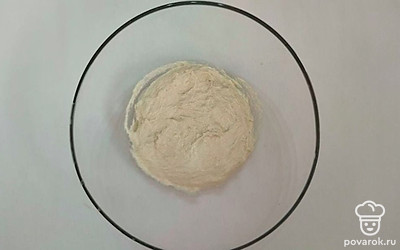 Дрожжи высыпьте в пиалу. Добавьте теплую воду к ним. Помешивая, добавляйте соль и сахар. Затем добавьте растительного масла и массу размешайте в кашицу.