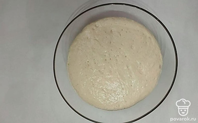 Добавьте к этой каше муку и все перемешайте, чтоб получилось тесто. Поместите ее в теплое помещение или место на час, это нужно чтоб оно настоялось.