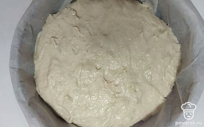 Полученное тесто обминайте руками и разложите по форме, смазанной растительным масло. Края теста обрежьте, чтоб получилась красивая форма. Форму положите в теплое место на 20 минут.