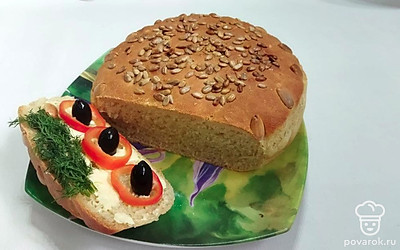 Этот хлеб можно использовать как обычный покупной, разрезав его на ломтики и подавая в качестве бутерброда или дополнения к блюду.