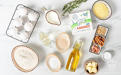 Подготовьте все ингредиенты и заранее отмерьте необходимое количество продуктов. Масло оставьте в теплом помещении, чтобы оно размягчилось. Промойте и обсушите всю зелень. Чеснок освободите от шелухи. Сыр грюйер натрите на терке. Достаньте блендер.