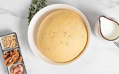 Сделайте тесто. В чашу брендера загрузите муку, дрожжи, соль и сахарную пудру. Измельчите тимьян и добавьте туда же. Сделайте в центре углубление и влейте 4 яйца и молоко. Замешивайте 10 минут. Масса должна превратиться в тугое тесто. Порционно добавьте масло, постоянно перемешивая тесто. Переложите его в миску, накройте и оставьте на час подниматься.