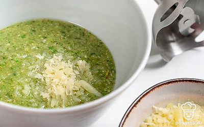 Сделайте песто. Орехи, чеснок и пряные травы измельчите блендером до однородной пасты. Добавьте масло и перемешайте. Сыр грюйер, натертый на терке, всыпьте в массу. Все смешайте.