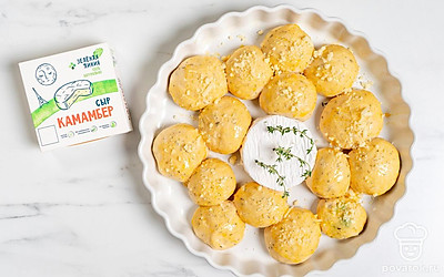 Запеките хлеб. Взбейте яйцо и смажьте им верх булочек. Посыпьте сыром и солью. Дайте отстояться полчаса, после чего выпекайте 30 минут в духовке 190 градусов.