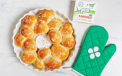 Подайте горячие булочки с чесночным песто сразу же после приготовления, пока они не остыли. Не забудьте выложить в центр большого блюда и расплавленный камамбер.