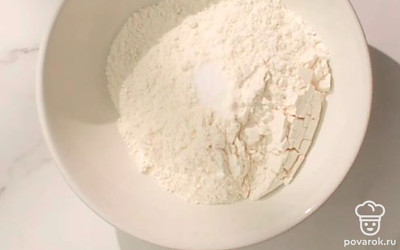 В муку добавить разрыхлитель и соль.