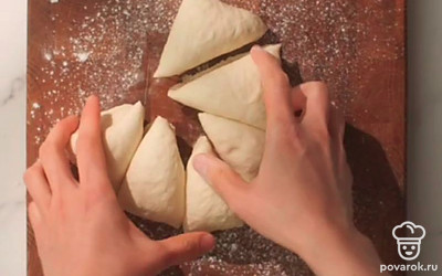 Перемешать с йогуртом и сформировать большую лепешку,разделить на 5-7 частей. 