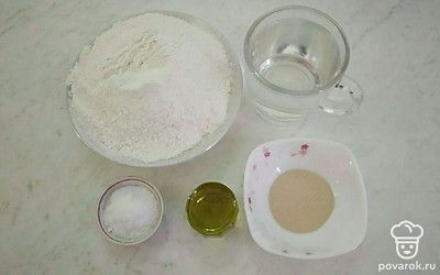 Муку предварительно просейте, воду нагрейте.