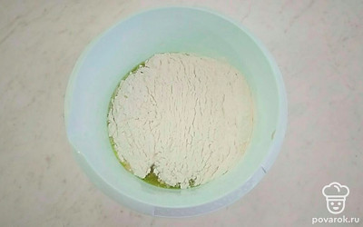 Возьмите глубокую посуду и соедините в ней сухие дрожжи, теплую воду, соль и оливковое масло. Перемешайте ингредиенты и постепенно вводите к ним ранее просеянную муку, постоянно вымешивая тесто. Тесто накройте пищевой пленкой и уберите в теплое место на 45 минут. По истечении времени тесто сложите с четырех сторон к центру и опять укройте полотенцем или пищевой пленкой на полчаса. Аналогичные шаги повторите еще два раза.