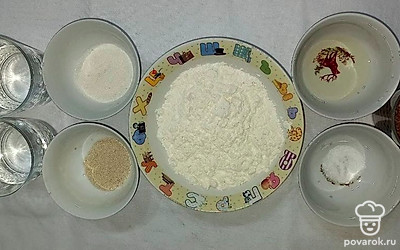 Приготовьте нужные продукты для дальнейшего приготовления, разложите их по емкостям. Подготовьте форму для выпечки хлеба, постелите пергамент, смажьте маслом.