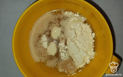 Гречку тщательно промойте под водой, обжарьте на сухой разогретой сковороде. Больше половины гречки измельчите при помощи блендера, досыпьте меньшую часть. Далее залейте измельченную гречку горячей водой и растворите. В теплую воду добавьте дрожжи, сахар и муку, подождите пока все не образуют дрожжевую шапочку.