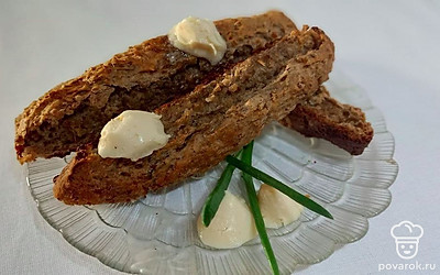 На стол хлебушек подавайте с зубчиками чеснока, они придадут блюду особый аромат и вкус, дополните сметаной и свежим луком.