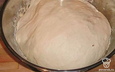 В воде растворяем соль сахар и дрожжи,добавляем муку, тесто получается мягким и слегка липнет рукам.