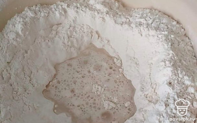 В муку добавим соль и воду, замешиваем бездрожевое тесто.