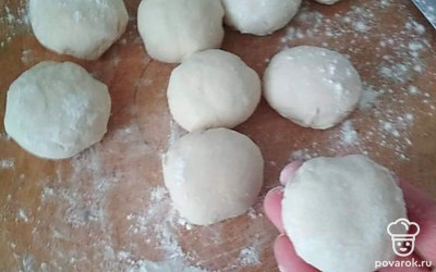 Тесто делим на ровные части, делаем такие шарики. Оставляем тесто. Делаем кашу из риса и молока. Готовим пока рис не станет разваренным. 