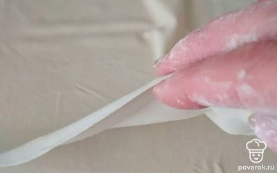 Тесто раскатаем в такой тонкий пласт как на фото. И жарим сложив пополам на сухой сковороде. Получаются лаваши тонкие. Готовые лаваши начиняем рисовой кашой. Чуду готовы. 