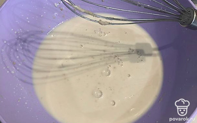 Подогрейте молоко до 40 градусов, добавьте в него сахар и дрожжи. Тщательно перемешайте и оставьте на 10 минут.