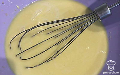 Растопите масло, но не до кипятка, и острожно влейте в молоко с дрожжами. Добавьте соль и тщательно перемешайте.