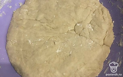 Постепенно вводите муку. Первые 2 стакана можно размешать венчиком. Далее необходимо тщательно вымесить тесто руками. Оно не должно прилипать к рукам, но должно быть очень упругим. Затем накройте тесто полотенцем или пленкой и уберите в теплое место на 1 час.