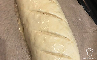 Взбейте яйцо в мисочке и смажьте батон. Острым ножом сделайте насечки. Разогрейте духовку до 180 градусов и отправьте туда выпекаться хлеб примерно на 30 минут, пока не услышите невероятный аромат хлеба и корочка не подрумянится.