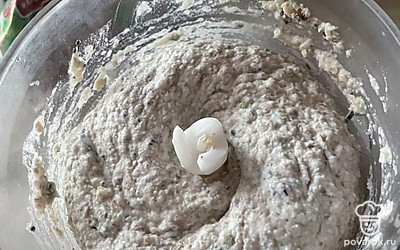 Переместить в блендер, можно добавить немного рассола квашеной капусты для вкуса и аромата, перемолоть до однородной консистенции.