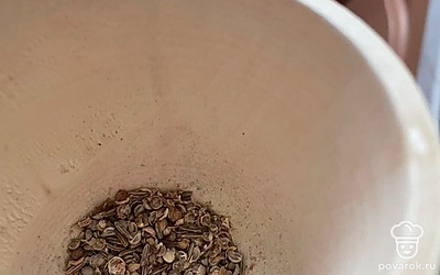 В ступке измельчить кориандр и тмин, смешать с тестом.