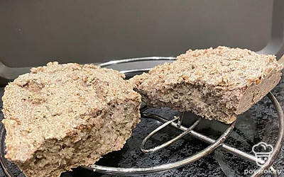 Переложить в форму для запекания, дать постоять час или больше, затем в разогретую до 200 градусов духовку и уменьшить до 180. Выпекать примерно 40-50 минут.