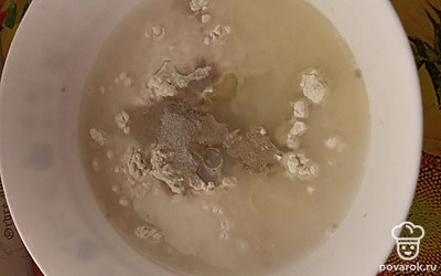 В миску просейте муку, добавьте все сухие ингредиенты, перемешайте, далее добавьте воды и масла.