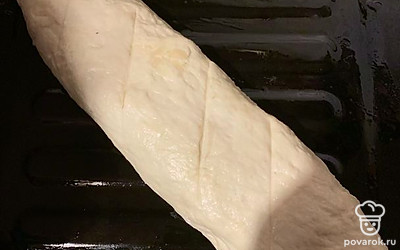 Как тесто подойдёт, увеличится в размере в 2-3 раза, сформируйте батон, сделайте надрезы, оставьте ещё минут на 20.