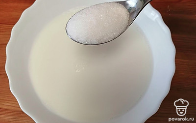 Смешиваем тёплое молоко и тёплую воду. Добавляем соль и сахар. 