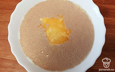 Добавляем сухие дрожжи и растопленный маргарин. Хорошо перемешиваем. 