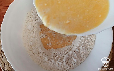 В муку добавляем молочно-масляную смесь, замешиваем эластичное тесто. 