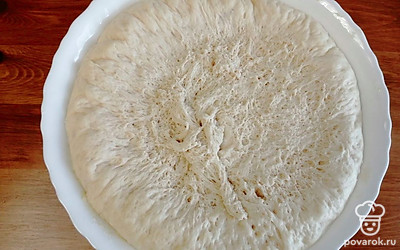 Когда тесто увеличится в объеме, формируем батон. 