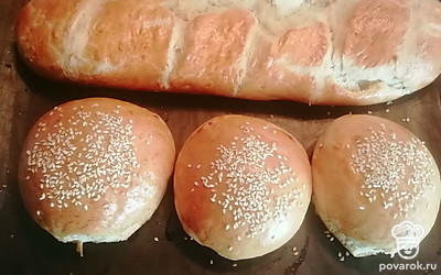 Батон и булочки накрываем чуть влажным кухонным полотенцем на 20-30 минут. 