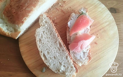 Подаём батон нарезанным, с любимой рыбой или колбасой. Приятного аппетита! 