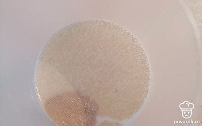 Налейте в небольшую ёмкость тёплое молоко, добавьте сахар, дрожжи и оставьте минут на 10.
