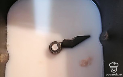 Через 10 минут, когда дрожжи образуют небольшую пену, вылейте это в форму для выпекания хлебопечки, добавьте соль.
