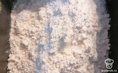 Засыпьте все мукой.
