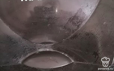 Включите хлебопечку в режиме «Классический хлеб» и выпекайте в течение 3 часов.
