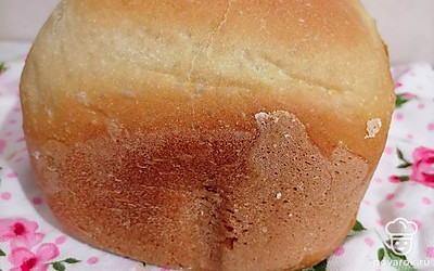 Готовый хлеб достаньте из хлебопечки, накройте полотенцем и дайте остыть.
